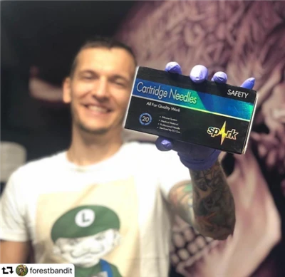 Tattoo umělec mluví za SPARK