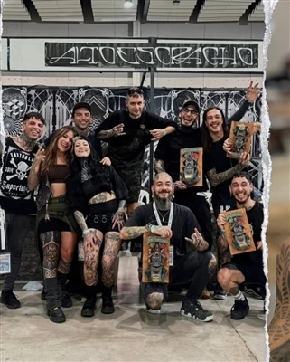 Argentinský umělec Nahuel Gomez zajišťuje cíl na pódiu na tetování San Franci...
